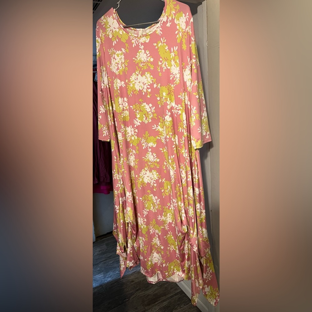 Kings Daughter Boutique Dreamy Floral Jennifer dress. In light pink.